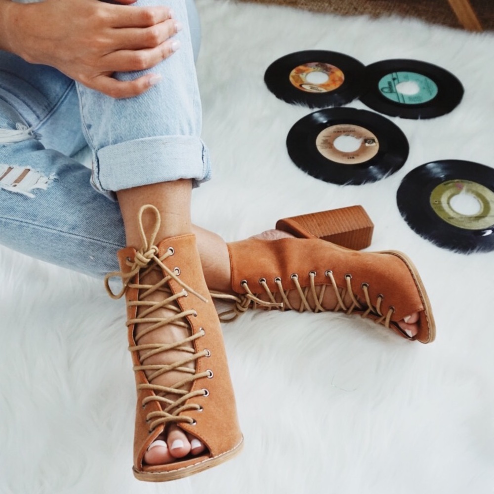 •A FEW LEFT//Sedona Suede Lace Up Booties•